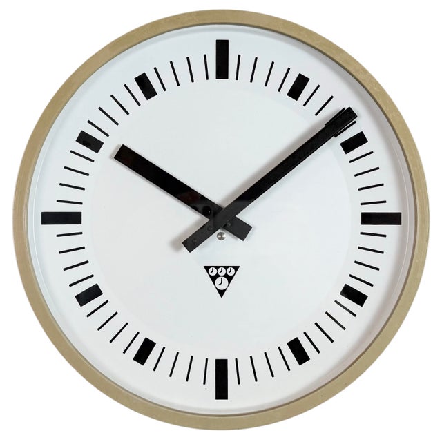 Industrial Beige Bakelite Wall Clock from Pragotron, 1970s For Sale - Image 18 of 18
