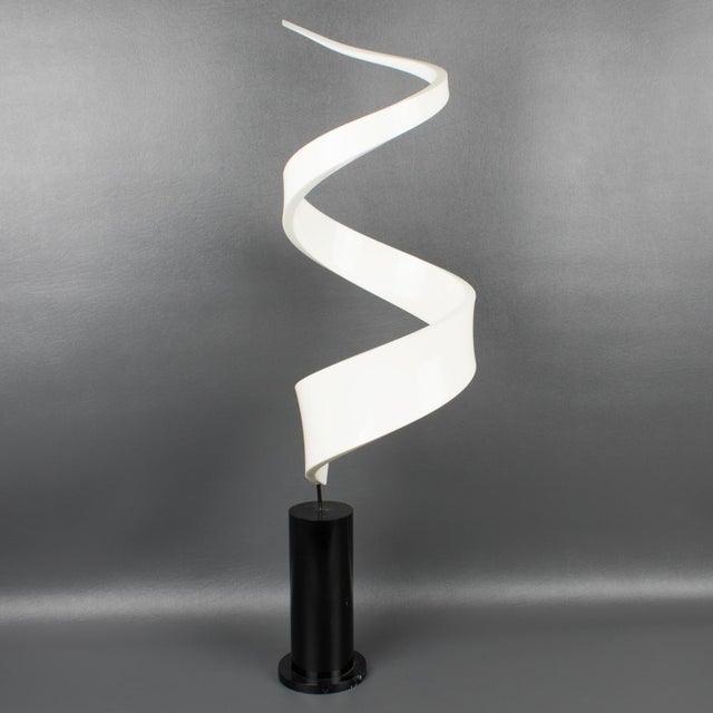 1970s Kinetic Lucite Plexiglass Obelisk Sculpture, circa 1970 For Sale - Image 5 of 12