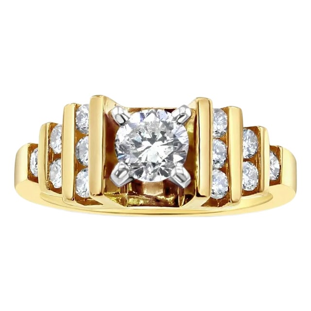 One Carat Round Center Diamond Engagement ring with accent, Size 6 For Sale