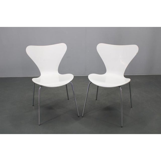 This pair of Series 7 chairs by Fritz Hansen represents one of the most important achievements of Danish Mid-Century...