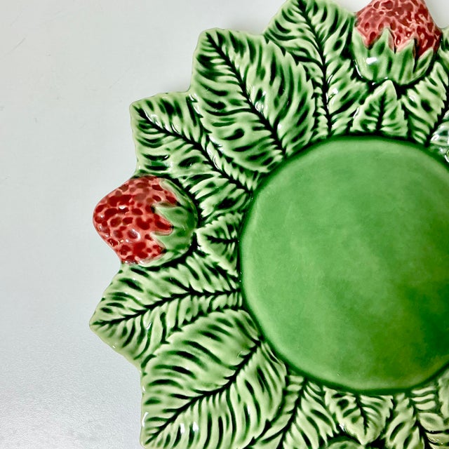 1990s Vintage Hollywood Regency Portuguese Mediterranean Bordallo Pinheiro Majolica Strawberry Plate For Sale - Image 6 of 9