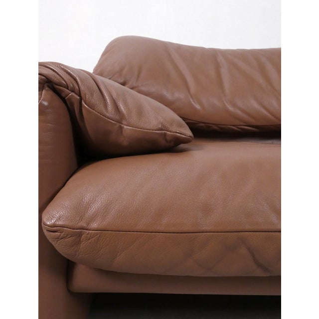 Vintage Maralunga 2-Seater Sofas in Mocca Leather by Vico Magistretti for Cassina, 1990s, Set of 2 For Sale - Image 12 of 18