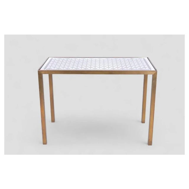 This elegant 1960s table combines the solidity of brass with the refined beauty of a decorated mirrored top. Its...