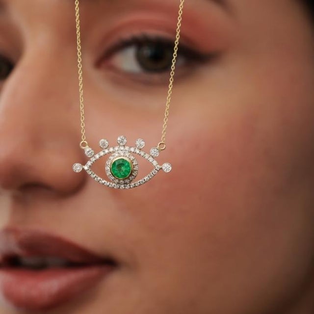 Round Emerald Diamond Green Evil Eye Pendant Necklace in 14k Yellow Gold- 18 Inches For Sale In New York - Image 6 of 15