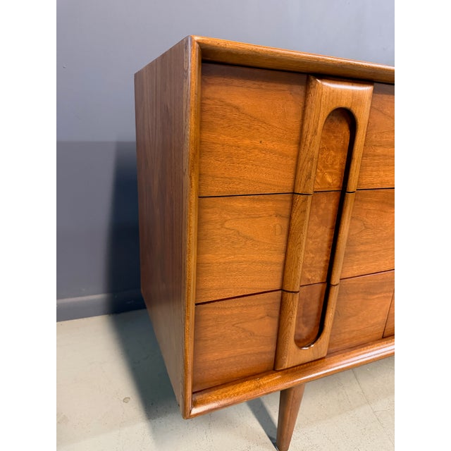 Lane Summit Mid Century Modern 9 Drawer Dresser, Walnut Lowboy With Burl Inserts For Sale - Image 10 of 13