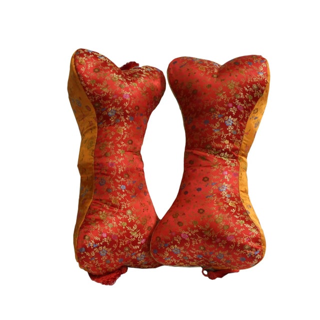 This is a pair of pillow cushions with tri ribbon shape. It has three color mix with graphic fabric cover - with zipper....