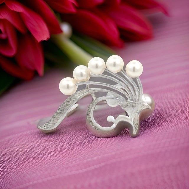 Authentic Mikimoto Estate Akoya Pearl Brooch Pin Sterling Silver 5.54-5.16 mm This elegant Authentic Mikimoto Estate...