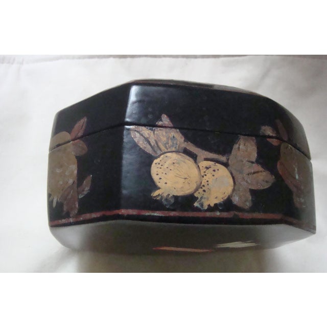 1970s Vintage Octagonal Bird and Pomegranate Chinese Lidded Black Box For Sale - Image 4 of 11