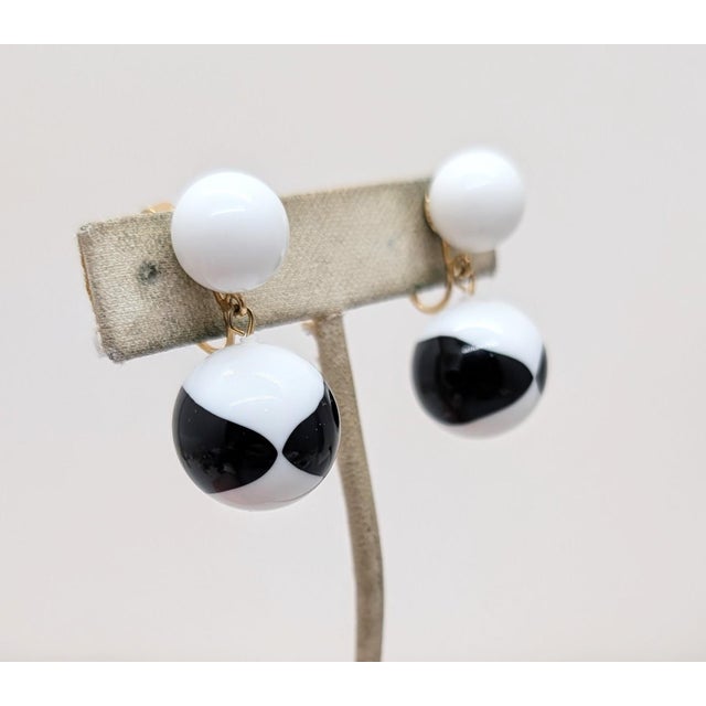 1950s Vintage Signed Crown Trifari Black & White Resin Dangle Clip Earrings-2 Pieces For Sale - Image 5 of 9