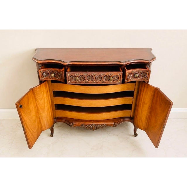 Wood 1940s–1960s French Regency, Louis Xv, and Hollywood Regency Revival Serpentine-Front Sideboard, Dresser, Bedroom or Serving Cabinet - Set (3) For Sale - Image 7 of 10