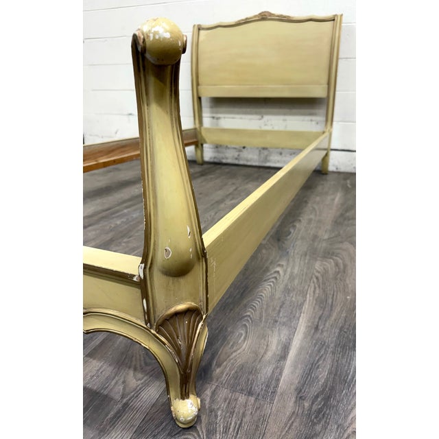 Early 20th Century Vintage Twin Size French Provincial Louis XV Style French Bisque Cream Bed For Sale - Image 5 of 15
