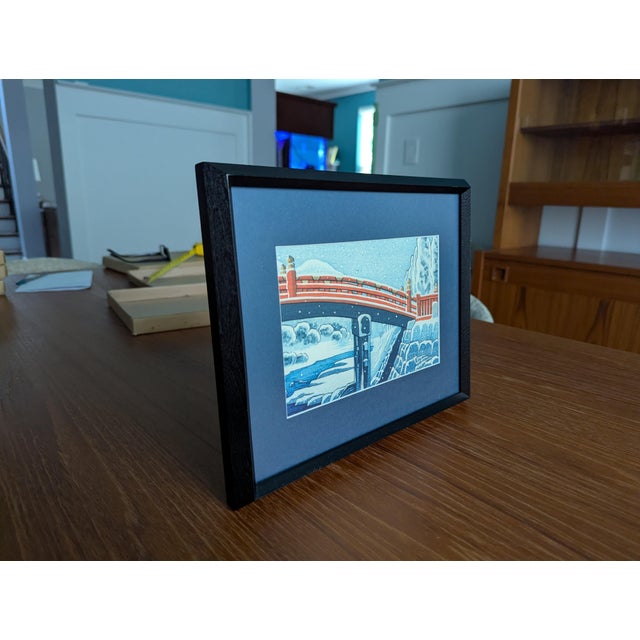 Framed Hasui Kawase Woodblock Print "Sacred Bridge at Nikkō" - Vintage 1970s Shin-Hanga Snow Scene For Sale - Image 4 of 7