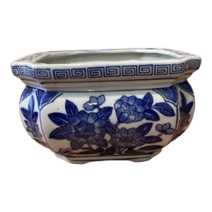 Mid 20th Century Chinoiserie Porcelain Blue & White Cachepot/Jardiniere Planter