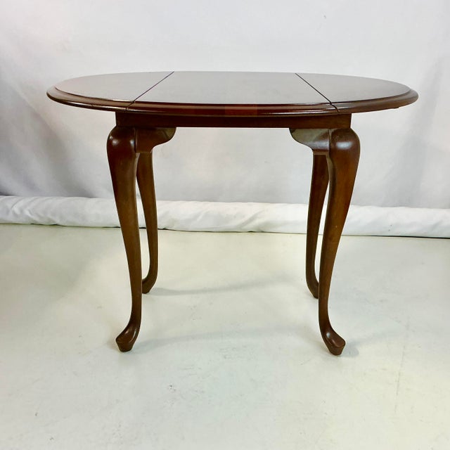 Burnt Umber 1980s Vintage Traditional English Queen Anne Mahogany Drop Leaf Side Table For Sale - Image 8 of 13