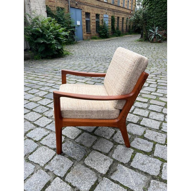 The armchair from the Senator series by Ole Wanscher is a stylish vintage design classic. Featuring its original...