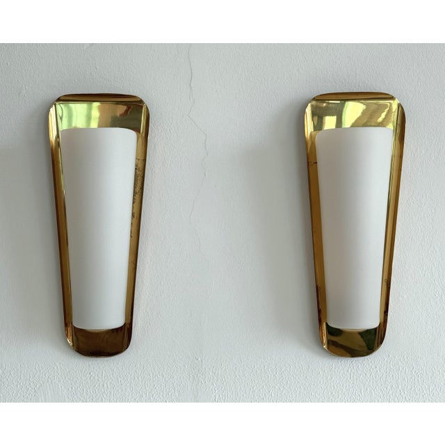 Mid-Century Modern Art Deco Wall Sconces in Brass & Opaline from Vereinigte Werkstätten, 1950s, Set of 2 For Sale - Image 3 of 18