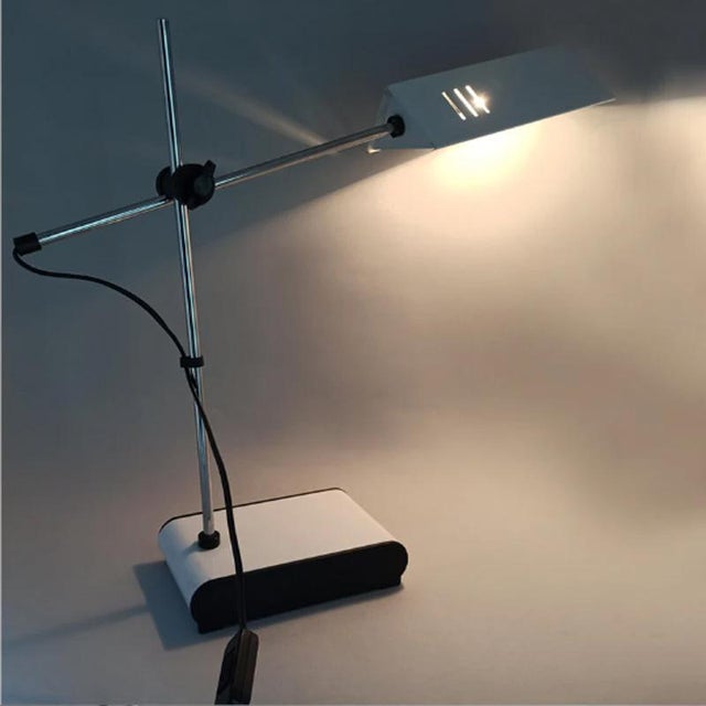 1970s stunning original vintage white table lamp design made in italy by veneta lumi. The lamp works perfectly and is in...