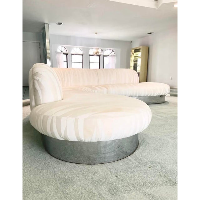 Mid-Century Modern Vintage 1960s Serpentine Sectional Sofa With Chrome Base | by Milo Baughman for Thayer Coggin For Sale - Image 3 of 15