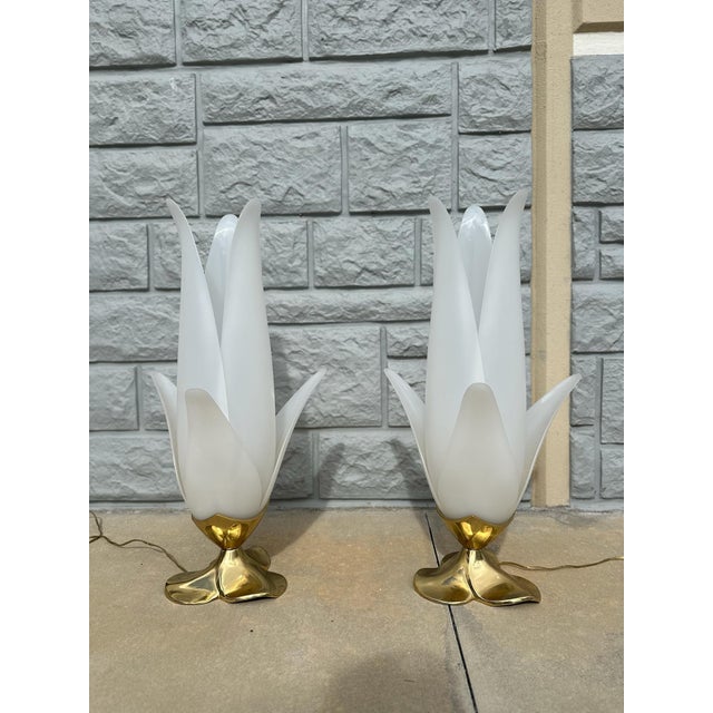 Mid-Century Modern 1970s Pair of Sculptural Mid-Century Table Lamps With Lucite-Style Shades & Brass Bases For Sale - Image 3 of 18