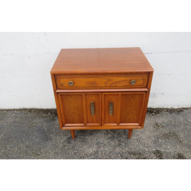 Drexel Heritage Mid 20th Century Modern Nightstand Side End Bedside Table For Sale - Image 17 of 17