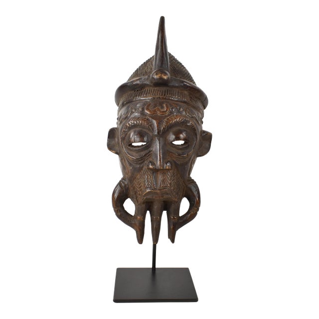 Early 20th Century Bene Lulua Mask on Custom Stand For Sale