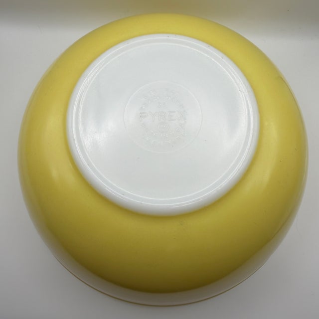 Yellow Vibrant 1940s Pyrex Primary Colors Mixing Bowl Complete Set For Sale - Image 8 of 17