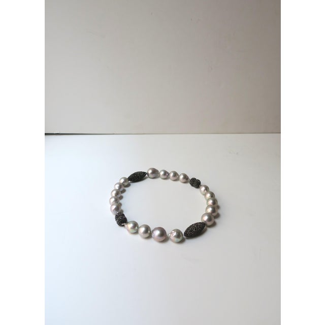 Light Gray Baroque Pearl Necklace & Bracelets, Convertible, Circa 2000s For Sale - Image 8 of 10