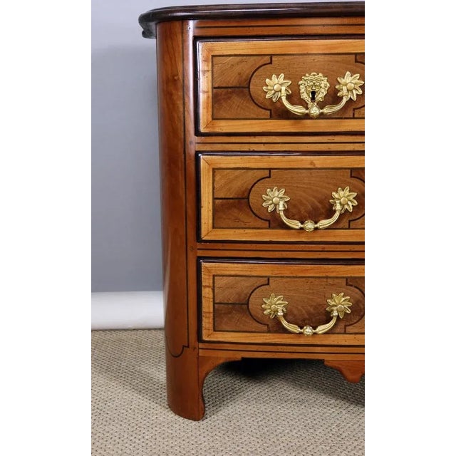 Beautiful louis xiv style curved chest of drawers dating from the 20th century. This dresser opens with four drawers, in...