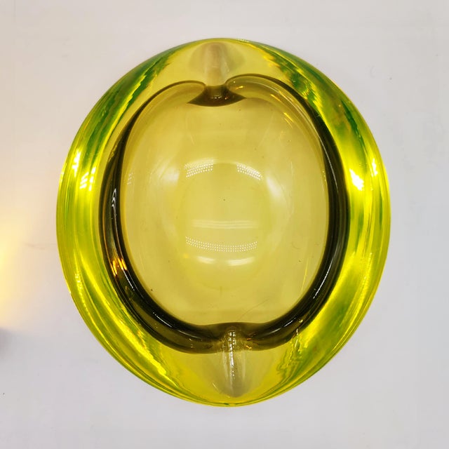 1960s Large Ashtray in Uranium Murano Glass. Made in Italy. For Sale - Image 7 of 9