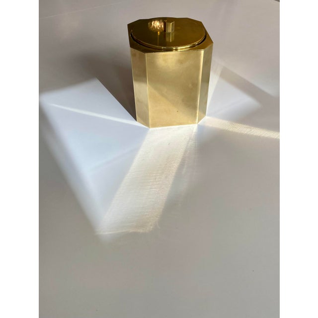 1970s Mid-Century Modern Brass Ice Bucket with Ice Cube Tray and Glass Insert, 1970s For Sale - Image 5 of 10