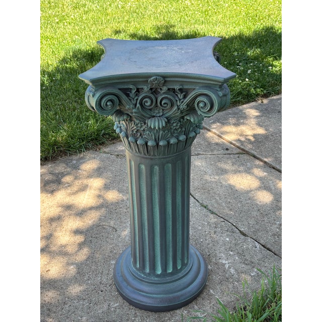Traditional 1990s Neoclassical Revival Corinthian Resin Column Pedestal For Sale - Image 3 of 6