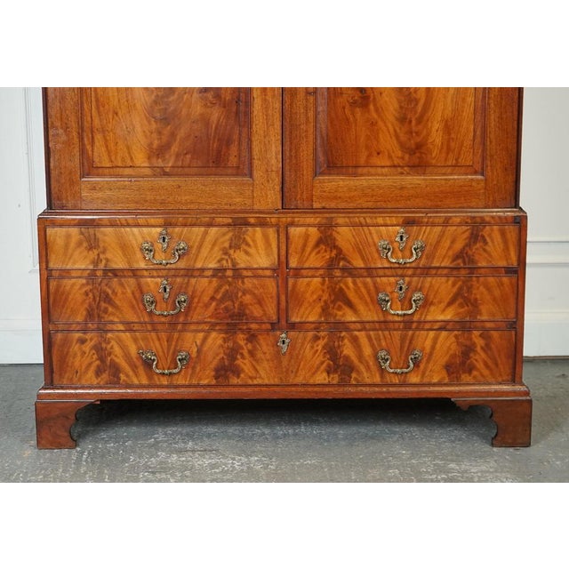 English Georgian Flamed Hardwood Linen Press Wardrobe, 1800s For Sale - Image 5 of 18