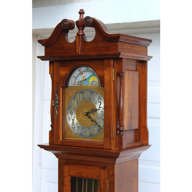 1970s Vintage 1970s Emperor Clock Co. “Cambridge” Model 300 Grandfather Clock – Excellent Working Condition For Sale - Image 5 of 15