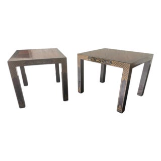 1980s Drexel Heritage Chinoiserie Parsons Side Tables, Pair – Lacquered With Gilt Asian Motif Inlay For Sale