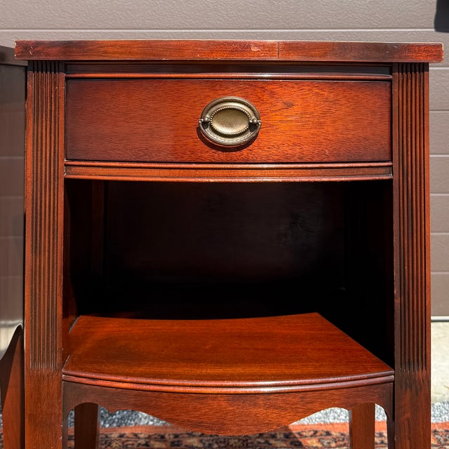 1960s Vintage White Fine Furniture Federal Mahogany 1 Drawer Nightstands - A Pair For Sale - Image 5 of 18