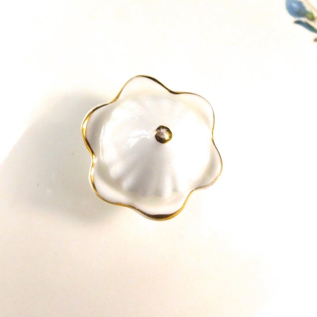 1980s Royal Albert Round Covered Vegetable Bowl in Brigadoon For Sale - Image 4 of 7