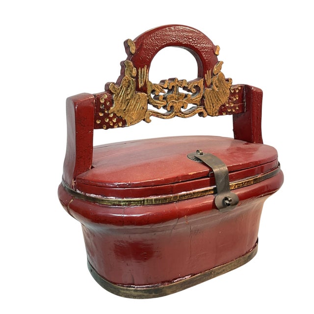Late 19th Century 19th Century Traditional Chinese Red Lacquer and Gilt Gold Wooden Wedding Basket For Sale - Image 5 of 17