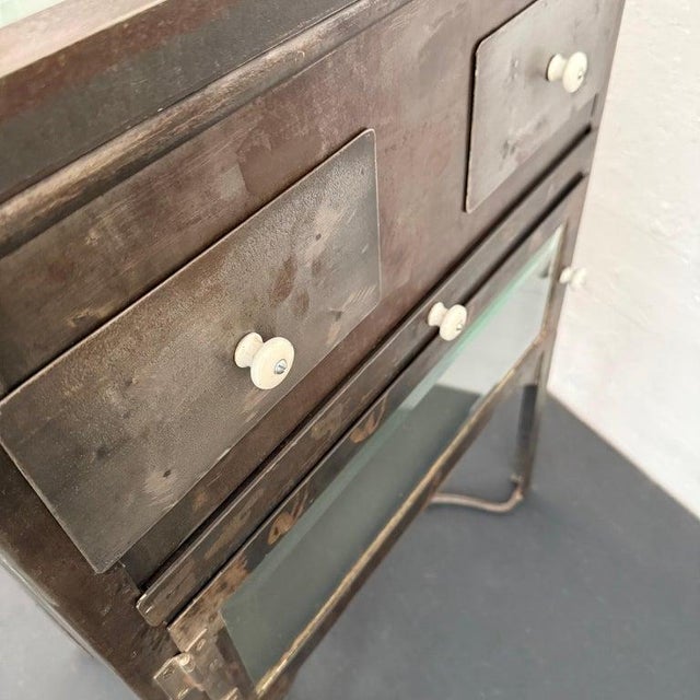 1940s Industrial Brushed Steel Top Opening Medical Apothecary Display Cabinet For Sale - Image 11 of 12
