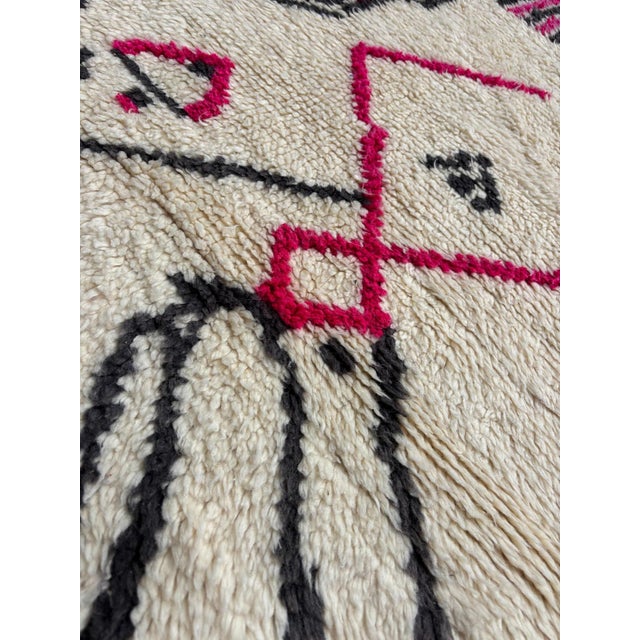 This Modern Abstract Moroccan Rug is a stunning example of handwoven craftsmanship, featuring an abstract design with a...