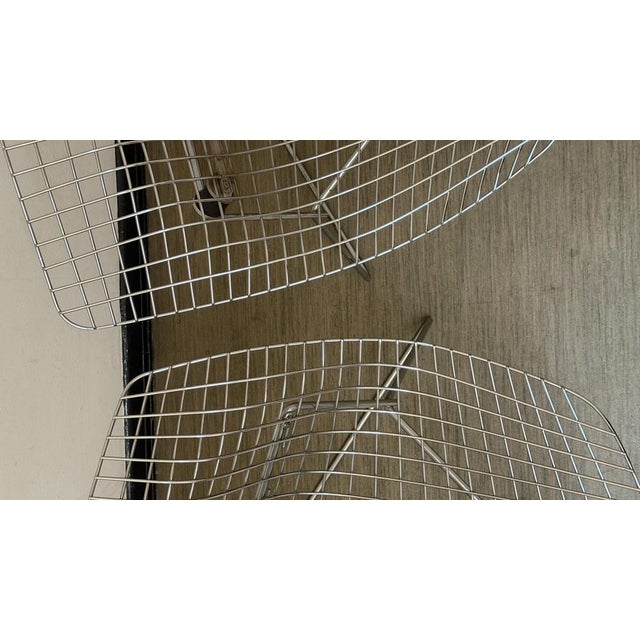 Harry Bertoia Wire 421 and 422 Diamond Chairs in Silver and Blue by Harry Bertoia for Knoll, 1970s, Set of 2 For Sale - Image 4 of 18
