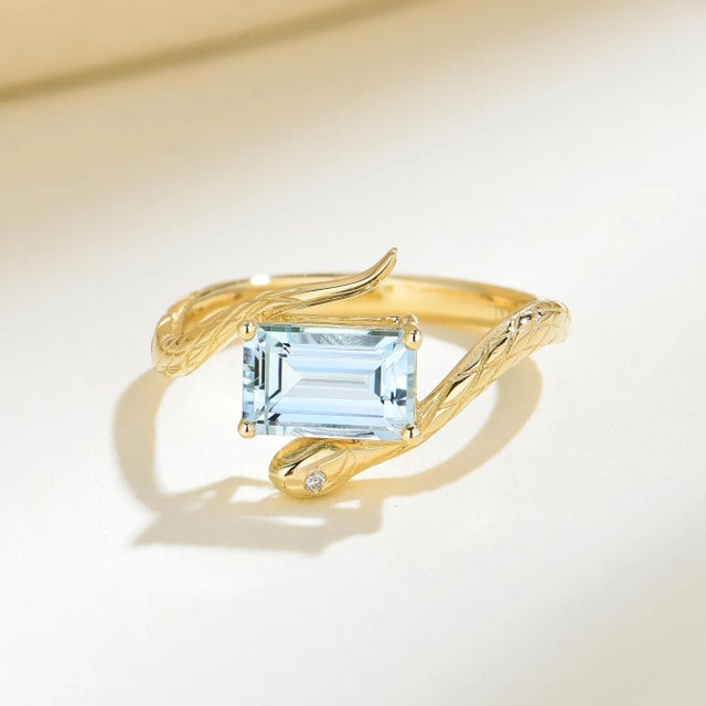 Contemporary Kai Snake Protection Emerald-Cut 2.03ctw Aquamarine & Diamond East-West Ring in 14k Solid Gold (All Sizes Available) For Sale - Image 3 of 6