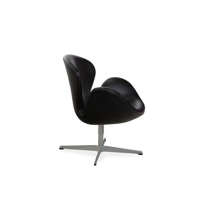 Modern Swan Swivel Chair in Black Leather by Arne Jacobsen for Fritz Hansen For Sale - Image 3 of 14