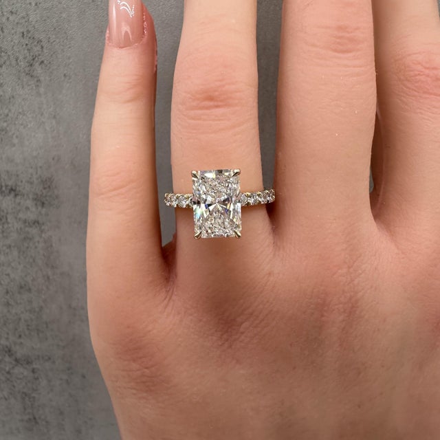 Early 21st Century 3.52ct Radiant Lab Grown Diamond Ring Igi E Vvs2 14k Yellow Gold, Size 7 For Sale - Image 5 of 7