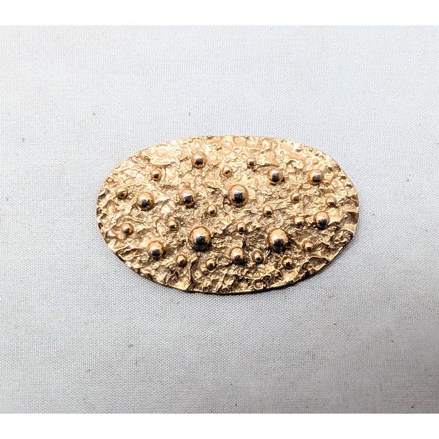1970s Vintage 1972 Signed Napier Oval Goldtone Bumpy Brooch For Sale - Image 5 of 7
