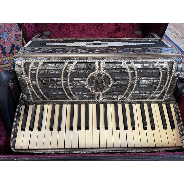 Here is an great Wurlitzer brand 24 key 120 bass piano accordion with case in excellent playing condition. As pictured....