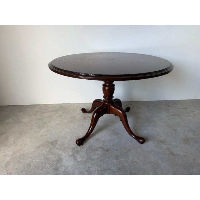 Vintage Queen Anne Style Mahogany Round Pedestal Occasional / Dining Table For Sale - Image 17 of 18