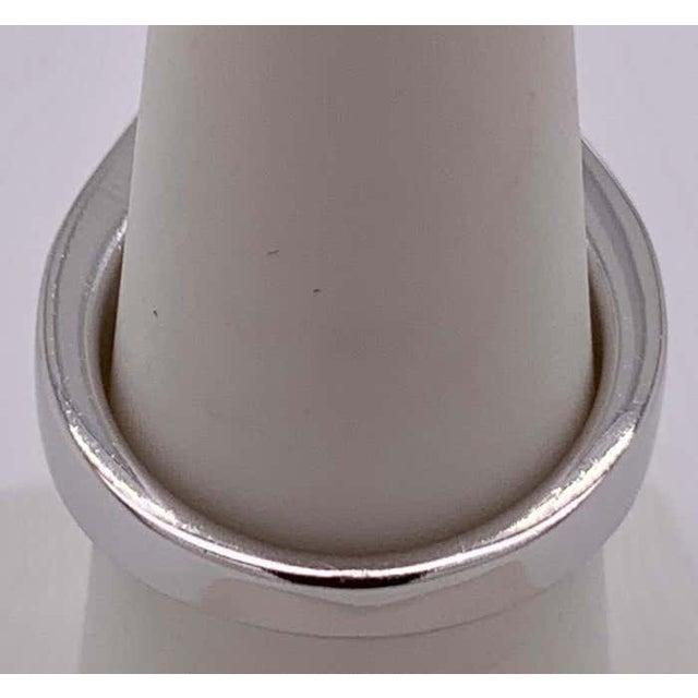 14 Karat White Gold Ring Wedding Band With Diamond Baguettes For Sale In New York - Image 6 of 12