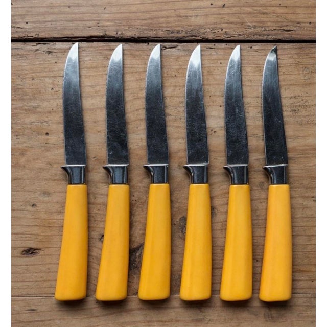 Mid-Century Modern Vintage Peeredge Regent Sheffield Yellow Handle Stainless Steel Steak Knives – Set of 6 For Sale - Image 3 of 6