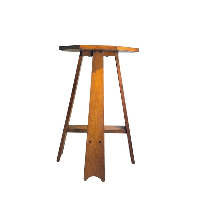 Antique Arts and Crafts table in quarter sawn oak with octagonal top and shaped under shelf supported on 4 flat tapered...