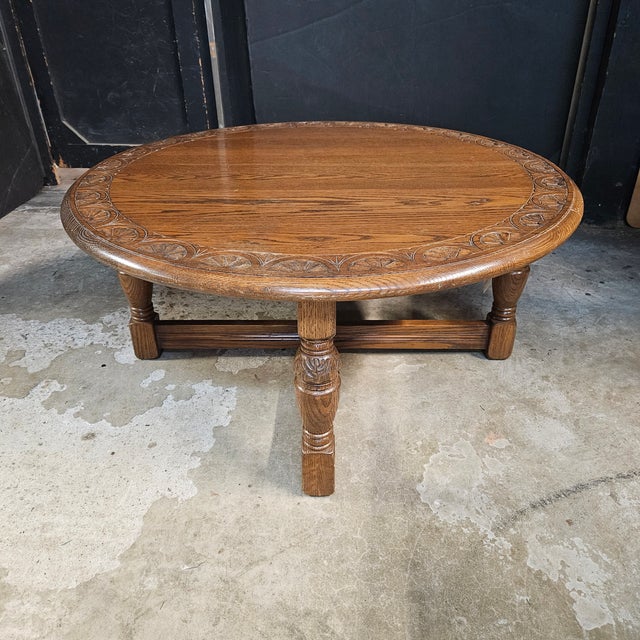 Brown Early 20th Century English Round Oak Carved Edge Turned Leg Stretcher Base Coffee Table For Sale - Image 8 of 16